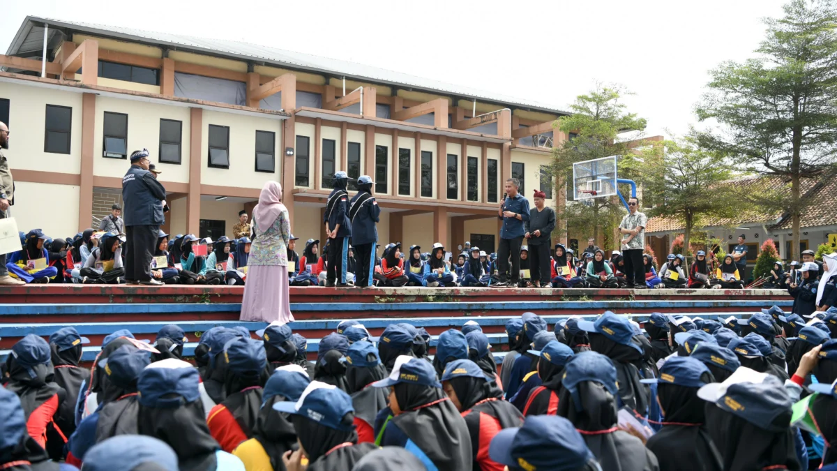 Pj Gubernur Jabar Bey Machmudin meninjau pelaksanaan Masa Pengenalan Lingkungan Sekolah (MPLS) di SMK Negeri 3, Kabupaten Kuningan, Kamis (18/7/2024).(Biro Adpim Jabar)