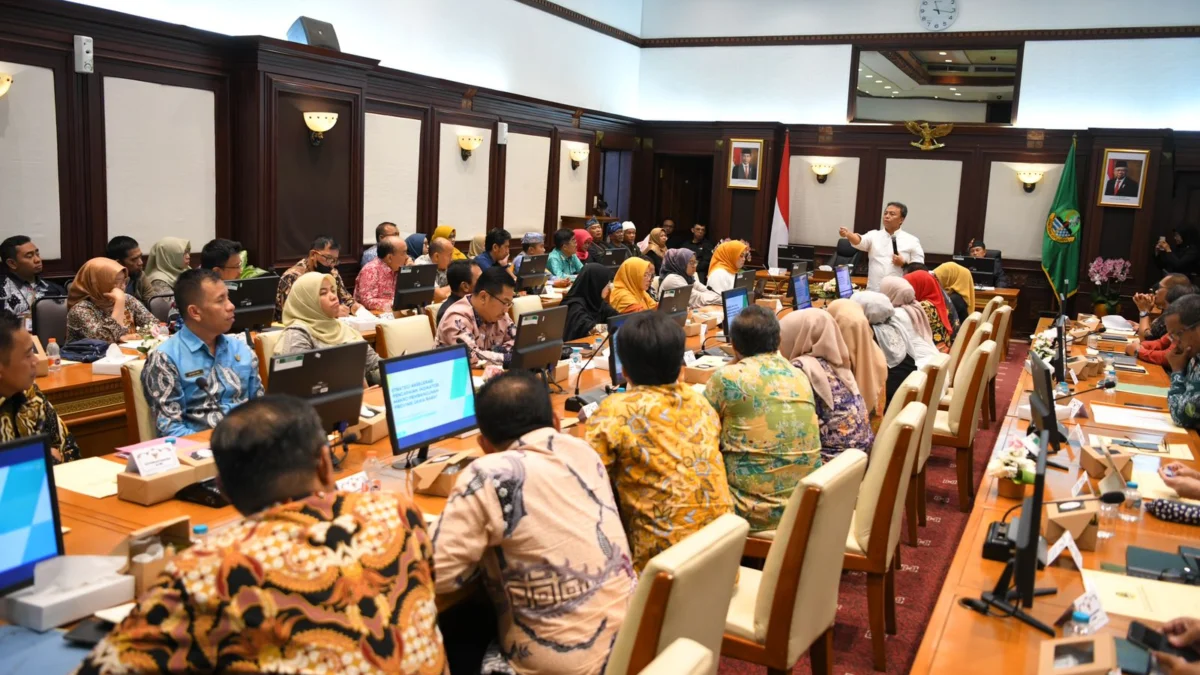 Sekda Jabar Herman Suryatman menghadiri Rapat Koordinasi Dinas Ketahanan Pangan dan Peternakan (DKPP) Provinsi dan Kabupaten/Kota Se-Jawa Barat di Gedung Sate, Kota Bandung, Kamis (18/7/2024).(Foto: Rizal Fs/Biro Adpim Jabar)