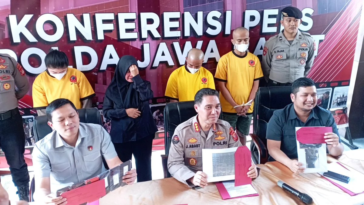 Dok. Polda Jabar ungkap kasus penipuan online. Kamis (18/7). Foto. Sandi Nugraha.