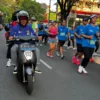 Ribuan pelari Pocari Sweat Run 2024 berkesempatan melihat lebih dekat Motor Listrik Honda EM1 e: di booth Honda.