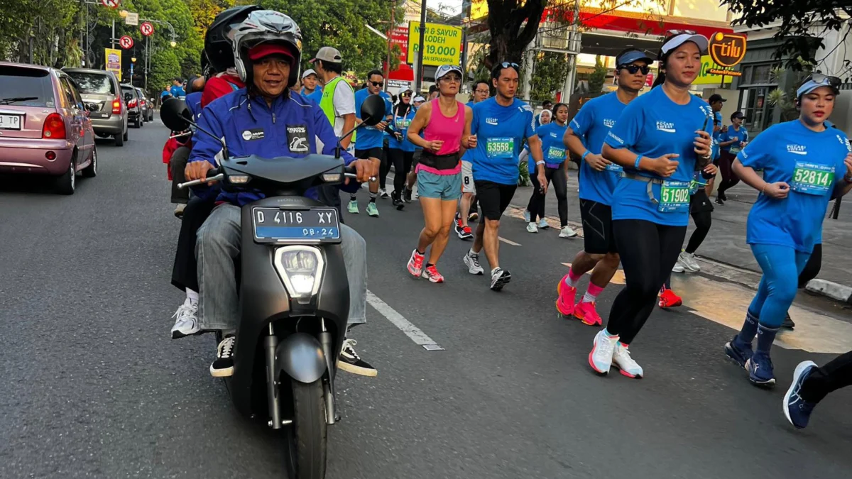 Ribuan pelari Pocari Sweat Run 2024 berkesempatan melihat lebih dekat Motor Listrik Honda EM1 e: di booth Honda.
