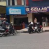 Parkiran liar ilegal yang memakan bahu jalan di wilayah Kecamatan Cicalengka, Kabupaten Bandung. (Yanuar/Jabar Ekspres)
