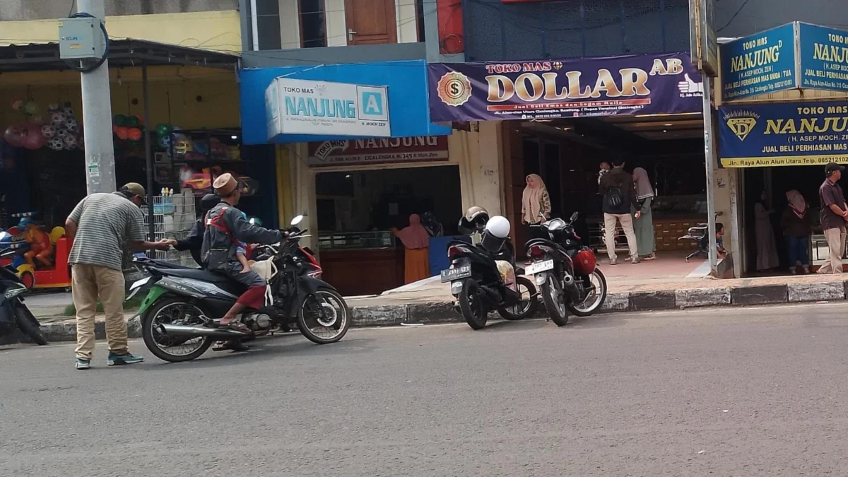 Parkiran liar ilegal yang memakan bahu jalan di wilayah Kecamatan Cicalengka, Kabupaten Bandung. (Yanuar/Jabar Ekspres)