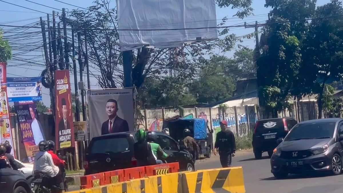 Ilustrasi Pak Ogah di salah satu jalan di Wilayah Antapani, Kota Bandung (Sadam Husen / JE)