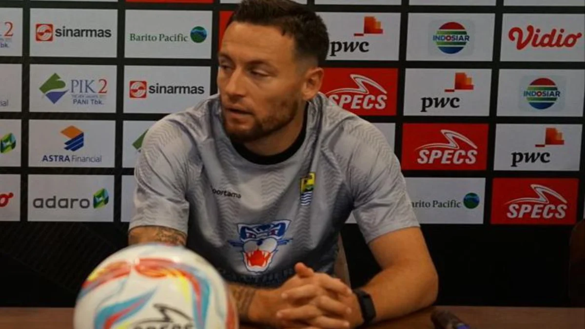 Kapten Persib Bandung, Marc Klok saat mengutarakan targetnya kontra Borneo FC. (Sadam Husen / JE)