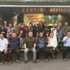 Kejaksaan Negeri Banjar berfoto bersama awak media dalam acara ngopi bareng Jaksa di halaman Kantor Kejaksaan Negeri Banjar, Senin 22 Juli 2024 sore. (Cecep Herdi/Jabar Ekspres)