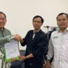 Dokter Rayendra (Kiri) terima Surat Tugas dari DPP PPP. (Yudha Prananda / Jabar Ekspres)