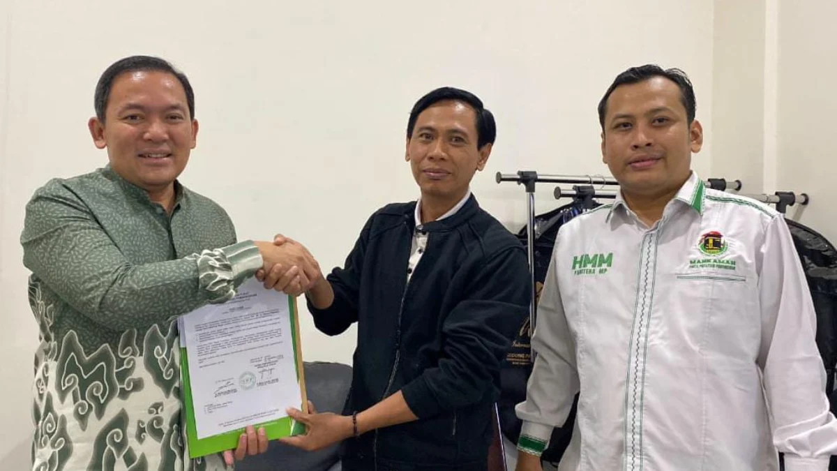 Dokter Rayendra (Kiri) terima Surat Tugas dari DPP PPP. (Yudha Prananda / Jabar Ekspres)