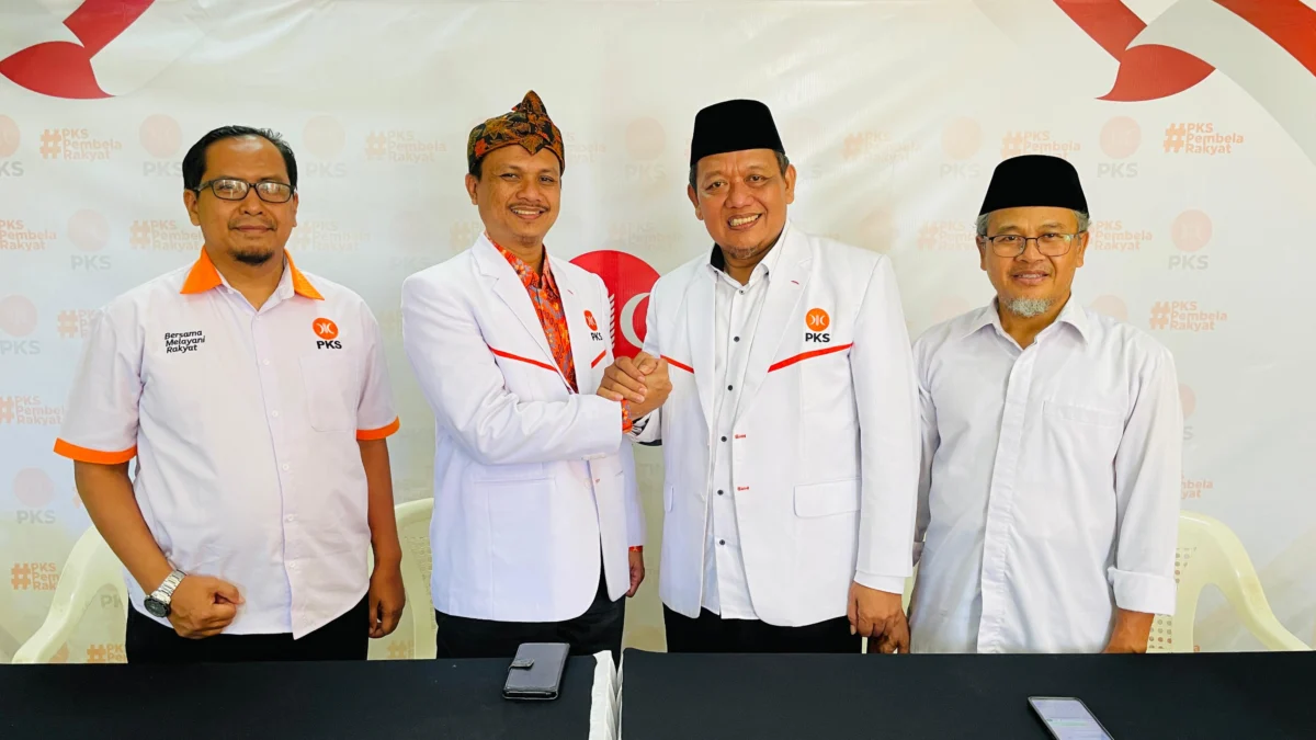 Ketua DPD PKS Cecep Dani Sufyan (dua kiri) berjabat tangan dengan Bakal Calon Wali Kota Banjar H Supriyadi usai acara konsolidasi struktural, baru-baru ini. (Cecep Herdi/Jabar Ekspres)