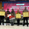 Menteri Sosial saat memberikan beasiswa untuk Ilham dan memberikan penghargaan untuk Polresta Bandung serta Guru Ilham di Gedung Kemensos, Jakarta, Senin (8/7). Foto Istimewa