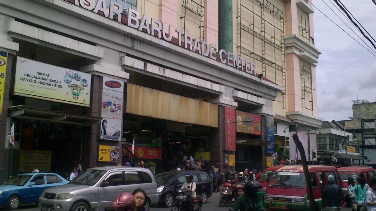 Keberadaan Pasar Baru Kota Bandung saat ini tengah menjadi sorotan para pedagang. Sebab progres revitalisasi dijanjikan hanya janji belaka.