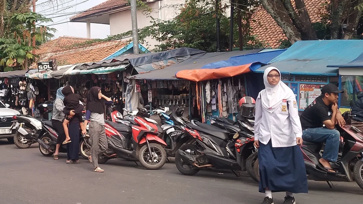 Keberadaan parkir liar di Cicalengka sepertinya belum ditangani secara maksimal oleh Dinas Perhubungan Kabupaten Bandung.