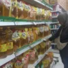 Menteri Perdagangan ( Mendag ) Zulkifli Hasan resmi akan menaikan harga Minyak Goreng dengan merek Minyakita menjadi Rp 15.700 per liter
