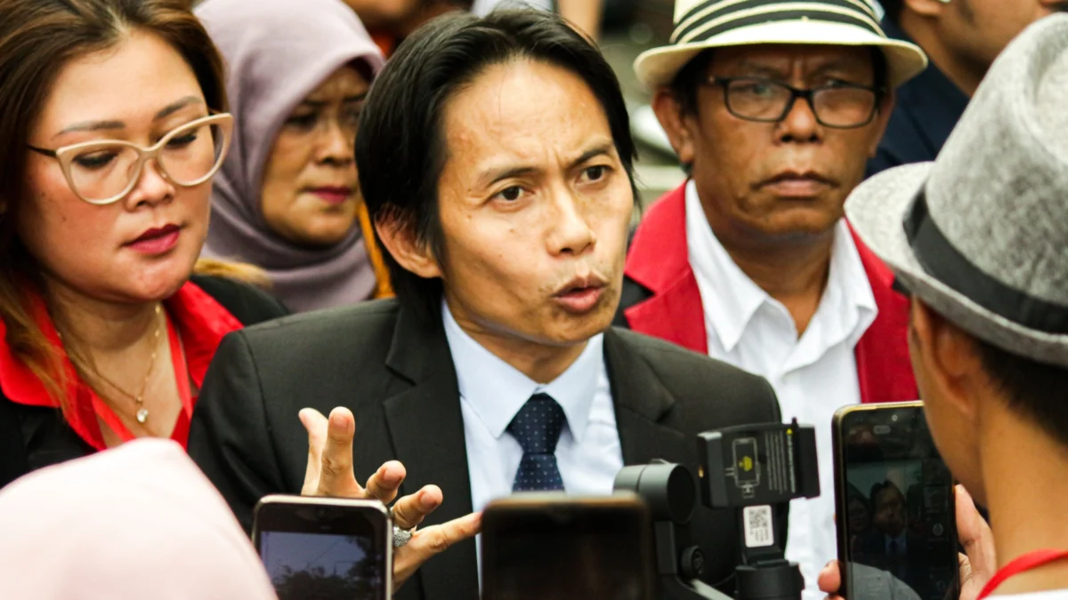 Kuasa Hukum Pegi Setiawan Siapkan Tuntutan Ganti Rugi Sebesar Rp 175 Juta! Pasca Pegi Setiawan bebas dari rutan Polda Jabar, Tim Kuasa Hukum tengah mempersiapkan untuk mengajukan gugatan hukum menuntut ganti rugi.