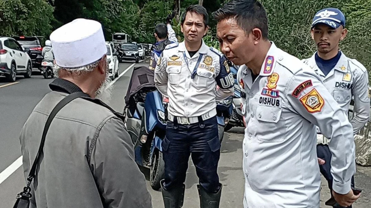 Pasca penggusuran para pedagang kaki lima di Puncak Bogor, kawasan tersebut kini marak terjadi pungli yang dilakukan oleh juru parkir liar.