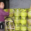 Pejualan Gas 3 Kg bersubsidi  yang di produksi Petamina, di tingkat pengecer akan dibatasi. Pembelian baru bisa dilakukan di pangkalan.
