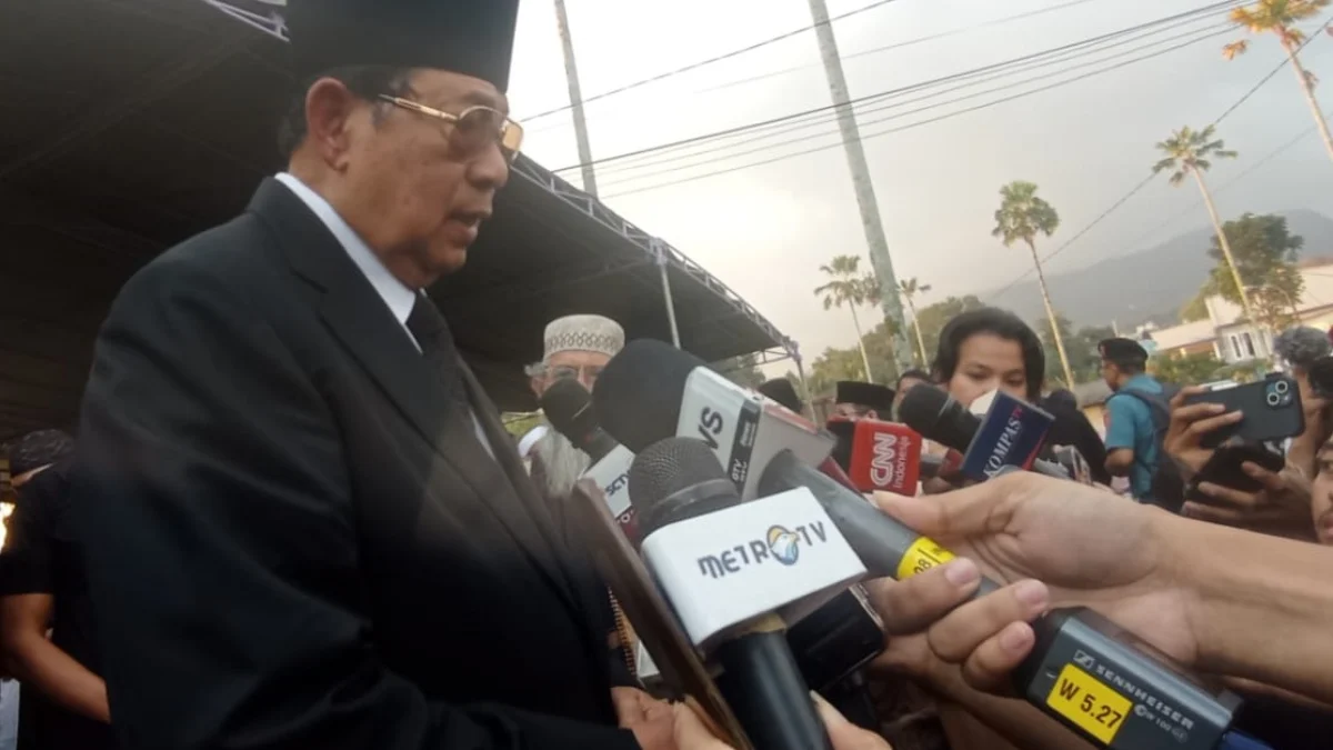 Presiden ke-6 Indonesia, Susilo Bambang Yudhoyono ( SBY ) hadir dalam pemakaman mantan Wakil Presiden ke-9 Hamzah Haz.