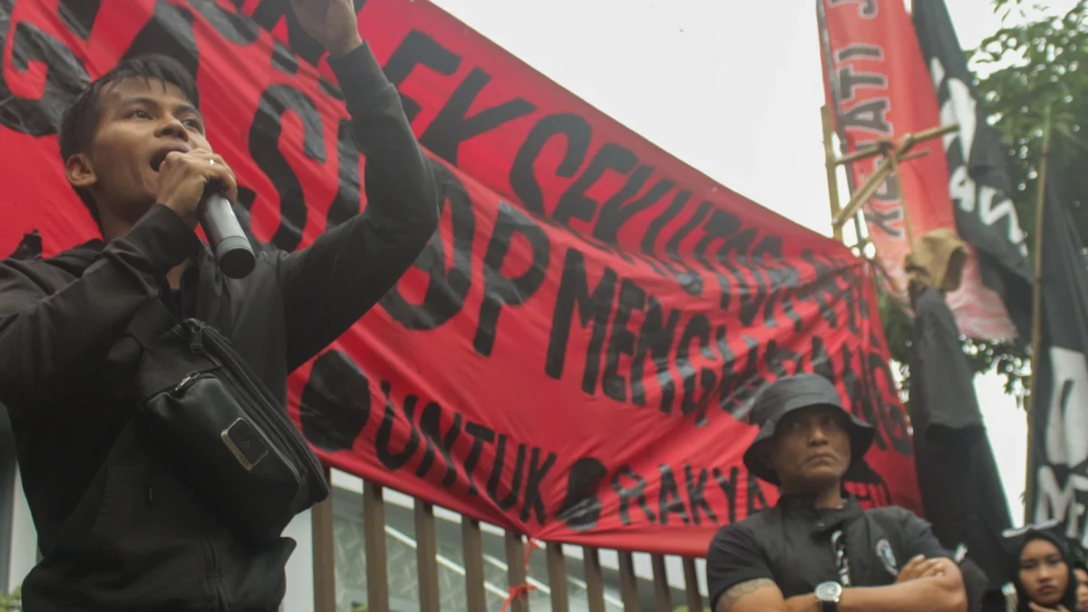 Ratusan warga Dago Elos Kota Bandung kembali melakukan aksi demontrasi di depan Kejaksaan Tinggi Jawa Barat ( Kejati Jabar )