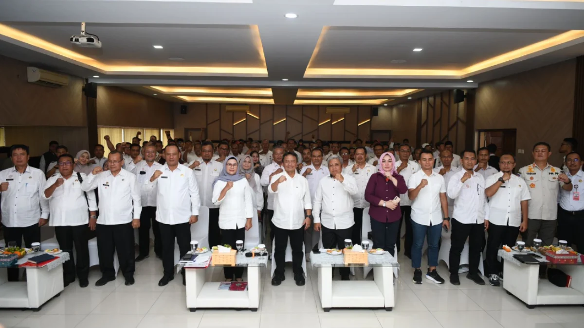 Herman Suryatman: Indramayu Andalan Jabar dalam Ketahanan Pangan ekda Jabar Herman Suryatman saat rakor Program Percepatan Optimalisasi Pencapaian Indikator Makro Pembangunan di kantor Bupati Indramayu, Rabu (3/7/2024) (Rizalfs/Dokpim Jabar)