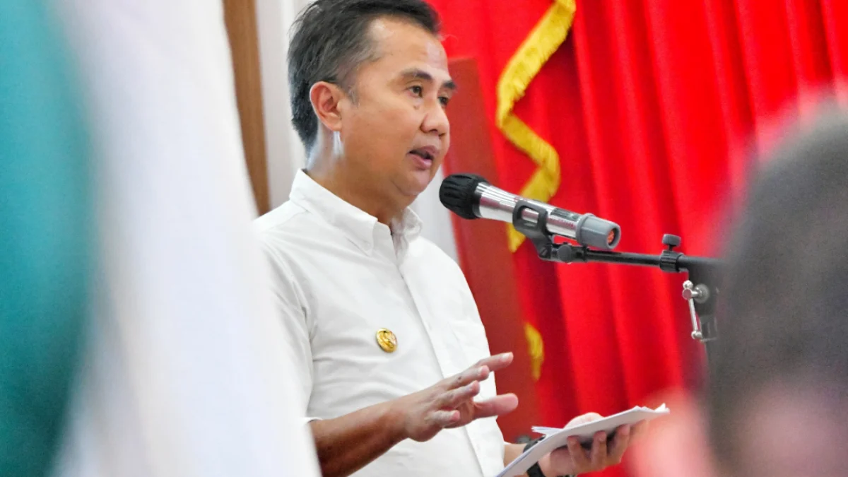 Serap Informasi ASN Kota Bogor, Bey Machmudin : Sinergi Kunci Pencapaian Pembangunan Makro Jabar Penjabat Gubernur Bey Machmudin memberikan arahan pada kegiatan Pertemuan Penjabat Gubernur dengan ASN Pemda Kota Bogor dalam rangka Optimalisasi Pencapaian Indikator Makro Pembangunan Jawa Barat, di Balaikota Bogor, Rabu (3/7/2024).