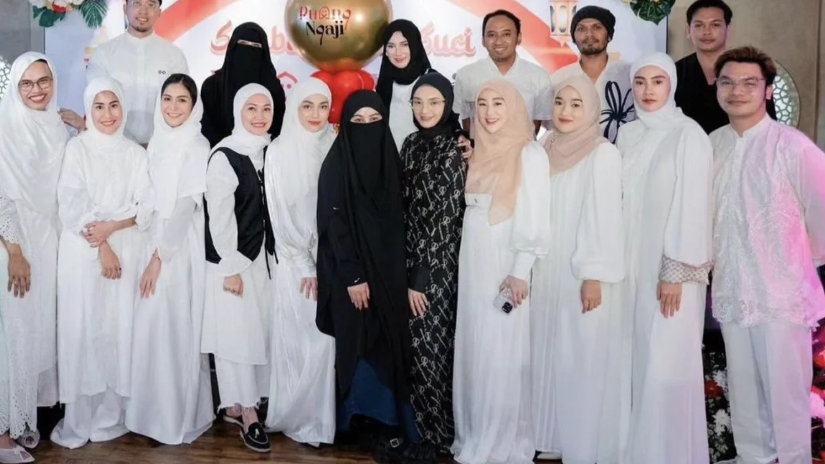Bukti Foto Lawas Wanda Hara Pernah Ikut Kajian Hanan Attaki Bukan Cuma Sekali Usut punya usut, aksi Wanda Hara yang berhijab dan bergabung dengan jamaah perempuan memang bukan kali pertama terjadi.