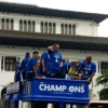 Ist. Para pemain Persib menaiki Bandros saat mengikuti konvoi perayaan Juara Championship Series. Foto. Sandi Nugraha.
