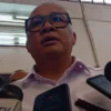 Kabid Hukum Polda Jabar, Kombes Pol Nurhadi Handayani menjawab pertanyaan awak media, di PN Bandung, Senin (1/7) siang. (Nizar/Jabar Ekspres)
