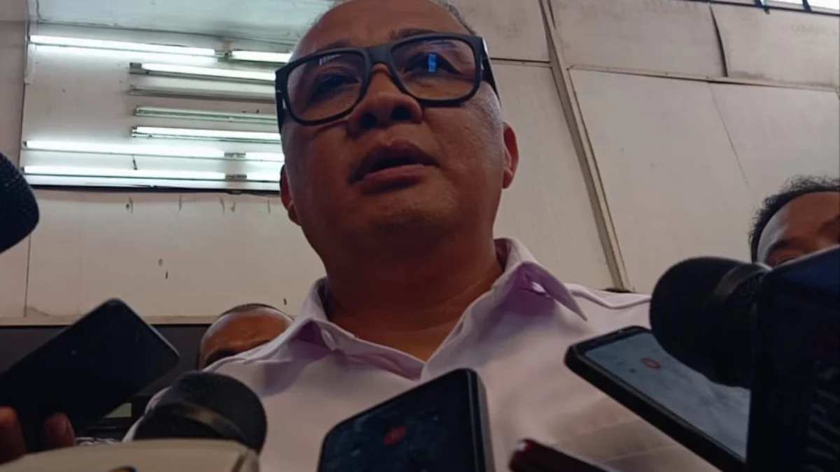 Kabid Hukum Polda Jabar, Kombes Pol Nurhadi Handayani menjawab pertanyaan awak media, di PN Bandung, Senin (1/7) siang. (Nizar/Jabar Ekspres)