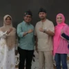 Bupati Bandung Dadang Supriatna dan Raffi Ahmad foto bersama di Rumah Dinasi Bupati Bandung Soreang, Senin (1/7). Foto Istimewa