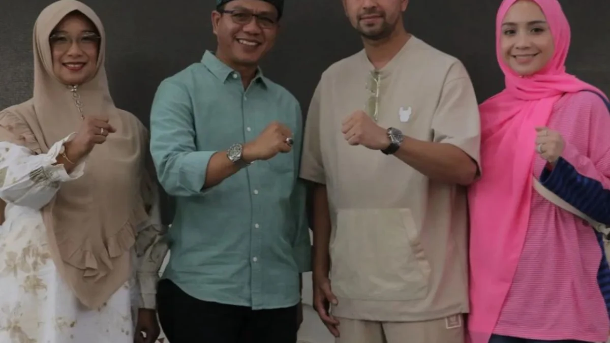 Raffi Ahmad dan Keluarga Kunjungi Kabupaten Bandung, Apresiasi Kinerja Bupati Bupati Bandung Dadang Supriatna dan Raffi Ahmad foto bersama di Rumah Dinasi Bupati Bandung Soreang, Senin (1/7). Foto Istimewa
