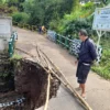 Kondisi Jalan Penghubung 2 Desa di Cileunyi Bandung amblas, Sabtu (29/6/2024). (Yanuar/Jabar Ekspres)