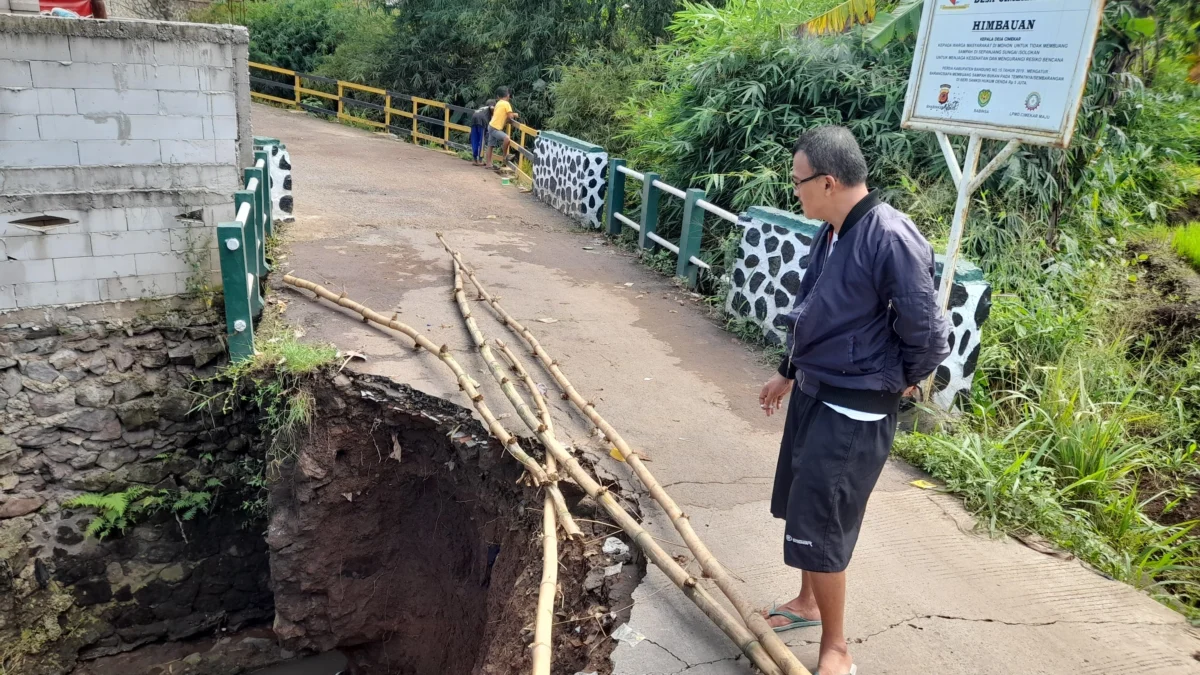 Kondisi Jalan Penghubung 2 Desa di Cileunyi Bandung amblas, Sabtu (29/6/2024). (Yanuar/Jabar Ekspres)
