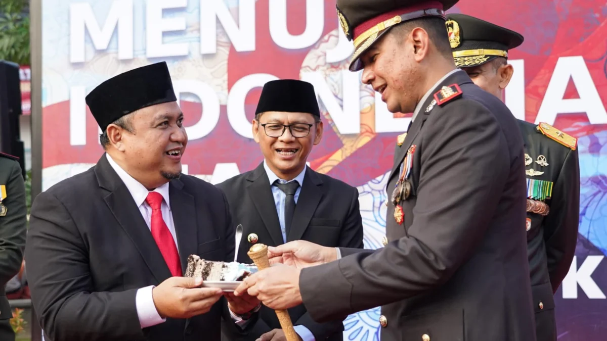 Ketua DPRD Kota Bogor, Atang Trisnanto saat menghadiri HUT Bhayangkara ke-78 di Alun-alun Kota Bogor, Senin (1/7). (Yudha Prananda / Jabar Ekspres)