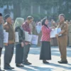 Sekda Jabar Herman Suryatman menjadi pembina apel pagi di lingkup Setda dan BPKAD Jabar dirangkaikan dengan penyerahan SK Pensiun di halaman depan Gedung Sate, Kota Bandung, Senin (1/7/2024)