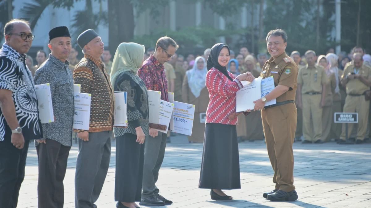 Sekda Jabar Herman Suryatman menjadi pembina apel pagi di lingkup Setda dan BPKAD Jabar dirangkaikan dengan penyerahan SK Pensiun di halaman depan Gedung Sate, Kota Bandung, Senin (1/7/2024)