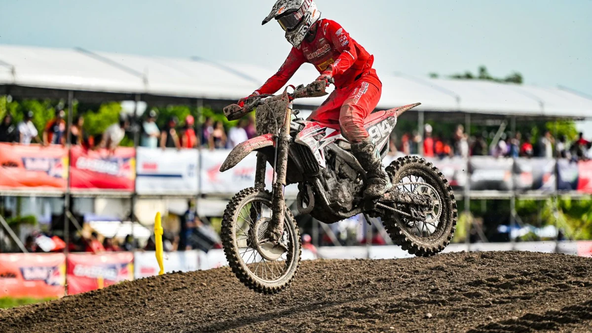 AHM-MXGP Lombok 2024 (1) & (4): Pebalap binaan Astra Honda, Delvintor Alfarizi (235) meraih poin perdana, Bersama Arsenio Algifari (914) yang sukses tampil konsisten sebagai wildcard pada MXGP Lombok 2024, Sabtu-Minggu (29-30 Juni).