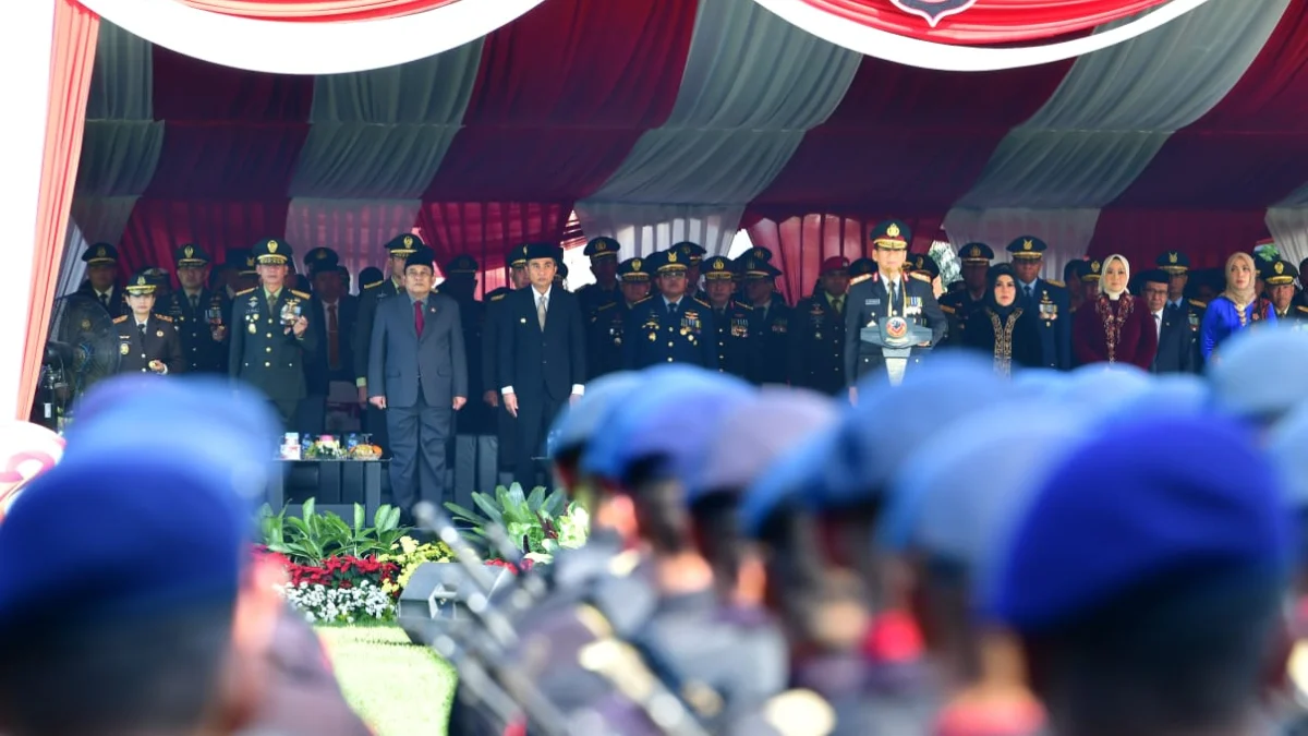 Bey Machmudin Hadiri Peringatan HUT Bhayangkara Ke-78 Tingkat Polda Jabar Penjabat Gubernur Jabar Bey Machmudin bersama Forkopinda Jabar menghadiri Peringatan dan Syukuran Hari Bhayangkara Ke-78 di Lapangan Gasibu, Jalan Diponegoro, Kota Bandung, Senin (1/7/2024).(Foto: Yogi Prayoga/Biro Adpim Jabar)