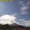 Erupsi Gunung Ibu terekam di seismogram pos pengamatan di Desa Gam, Ici, Halmahera Barat, Maluku Utara, Selasa (2/7). Foto/ANTARA