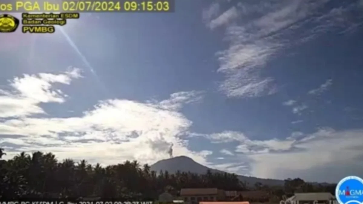 Erupsi Gunung Ibu terekam di seismogram pos pengamatan di Desa Gam, Ici, Halmahera Barat, Maluku Utara, Selasa (2/7). Foto/ANTARA