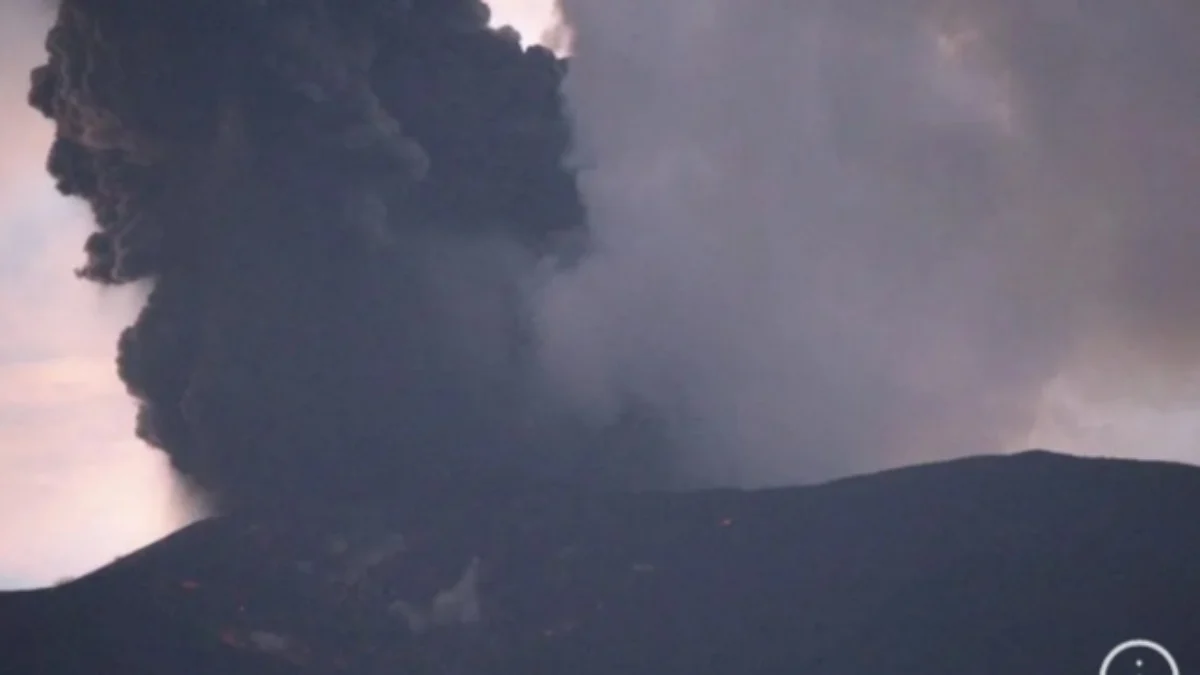 Gunung Marapi alami erupsi dari Kabupaten Agam, Sumatera Barat. Foto/ANTARA