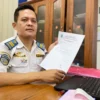 Petugas di Dinas Perhubungan menunjukkan surat pernyataan kesanggupan bayar tunggakan yang ditandatangani oleh juru parkir. Belasan jukir akhirnya kehilangan pekerjaannya karena tak mampu membayar tunggakan. (Cecep Herdi/Jabar Ekspres)