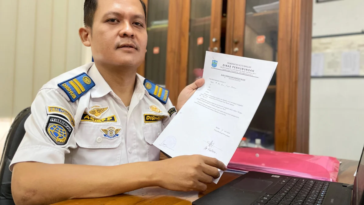 Petugas di Dinas Perhubungan menunjukkan surat pernyataan kesanggupan bayar tunggakan yang ditandatangani oleh juru parkir. Belasan jukir akhirnya kehilangan pekerjaannya karena tak mampu membayar tunggakan. (Cecep Herdi/Jabar Ekspres)