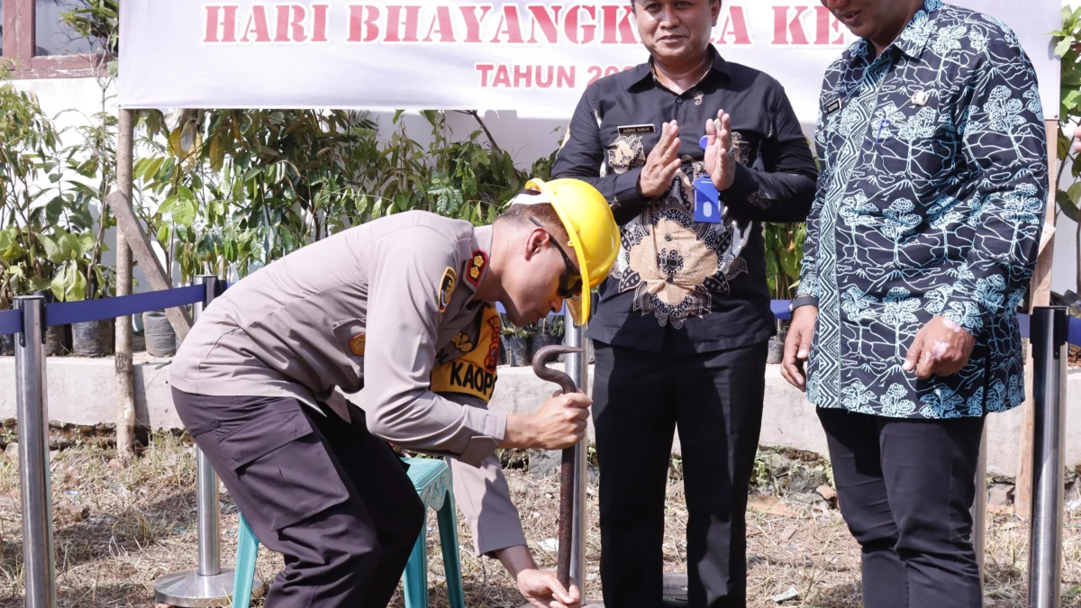 Pembuatan Sumur Bor yang diinisisasi Polres Banjar dan didukung salah satunya oleh Perumdam Tirta Anom di Desa Batulawang Kota Banjar belum lama ini. Program ini untuk mendukung pencegahan stunting dengan pemenuhan sumber air bersih. (Istimewa)