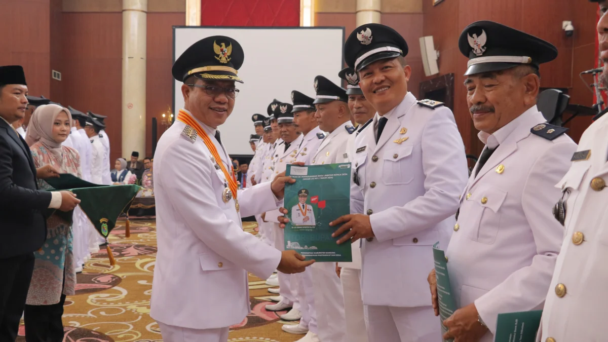 270 Kades di Kabupaten Bandung Diminta Transparan dan Manfaatkan Dana Desa untuk Kepentingan Masyarakat Pengukuhan perpanjangan masa jabatan kepala desa yang diikuti 270 Kades wilayah Kabupaten Bandung, Provinsi Jawa Barat.
