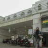 Aktivitas masyarakat di kawasan JPO Asia Afrika, Jalan Cikapundung Barat, Kota Bandung. (Pandu Muslim/Jabar Ekspres)