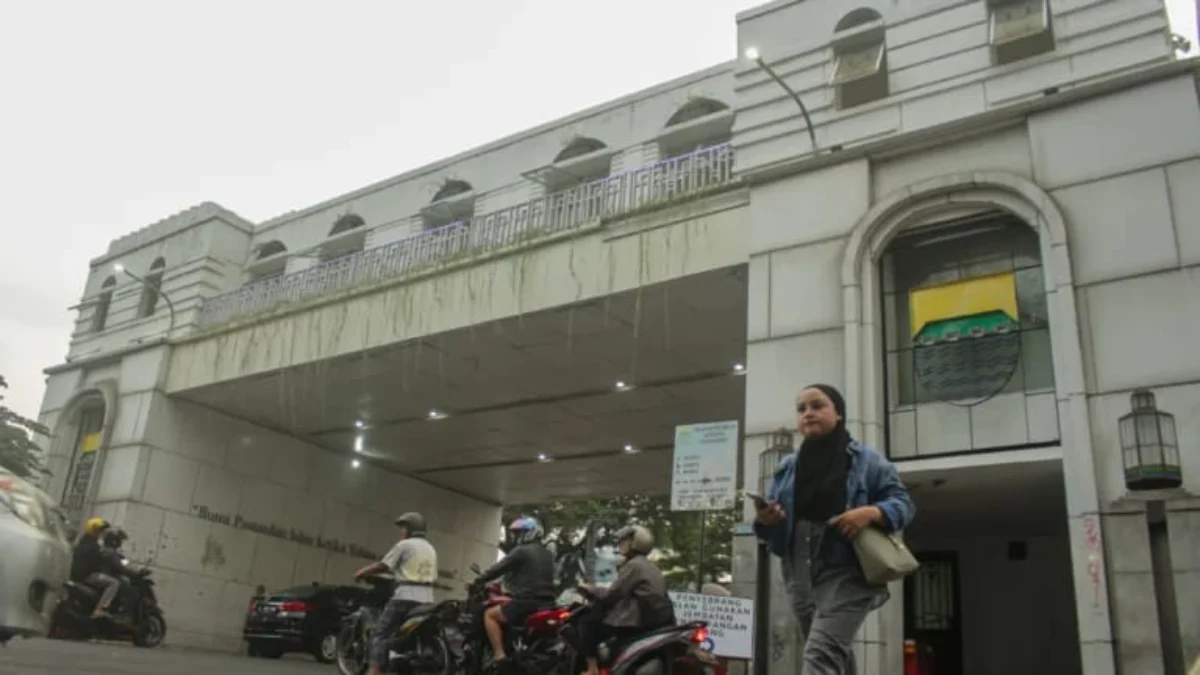 Aktivitas masyarakat di kawasan JPO Asia Afrika, Jalan Cikapundung Barat, Kota Bandung. (Pandu Muslim/Jabar Ekspres)