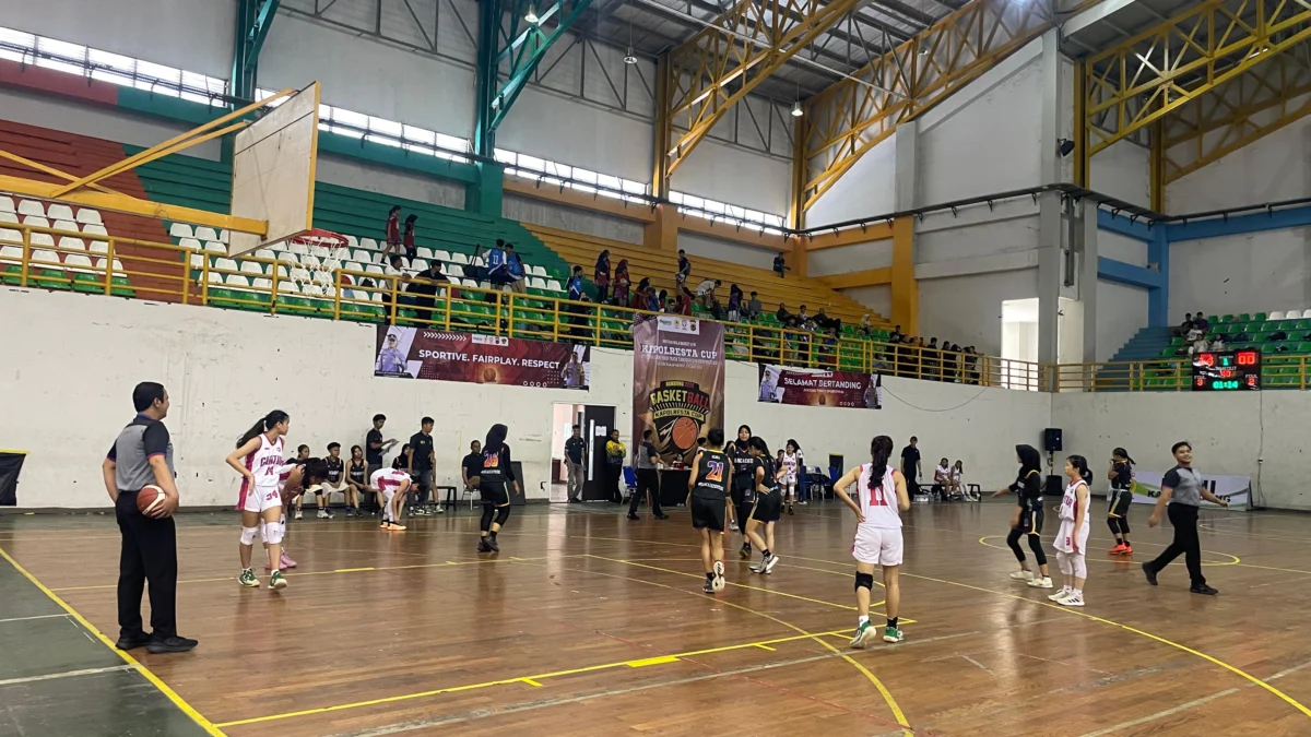 Puluhan tim basket U-16 dari berbagai kota di Indonesia berkumpul di Sor Si Jalak Harupat, Kabupaten Bandung, Selasa (2/7/2024) untuk berlaga di ajang Kapolresta Bandung Cup. (Agi / Jabar Ekspres)