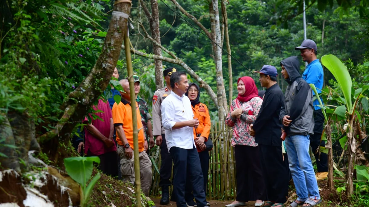 Tinjau Lokasi Bencana Longsor Tasikmalaya, Bey Pastikan Penanganan Berjalan Optimal