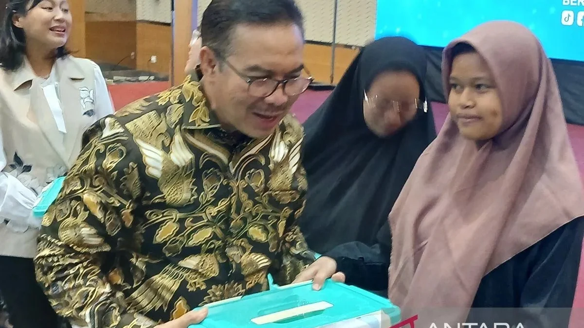 BKKBN Bantah Wajibkan Setiap Ibu Lahirkan Satu Perempuan Kepala Badan Kependudukan dan Keluarga Berencana Nasional (BKKBN) Hasto Wardoyo menyerahkan bantuan makanan tambahan kepada warga Magelang. (ANTARA/Heru Suyitno)