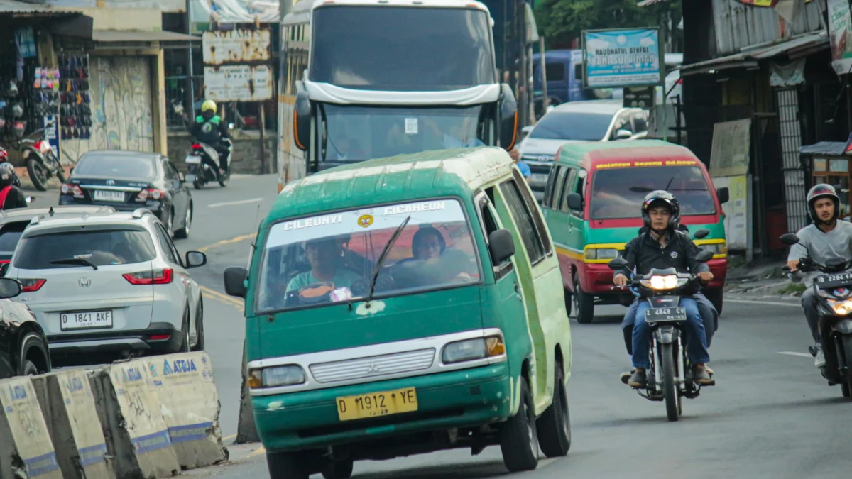 Angkutan umum beroperasi di Jalan Raya Cileunyi, Kabupaten Bandung. (Pandu Muslim/Jabar Ekspres)